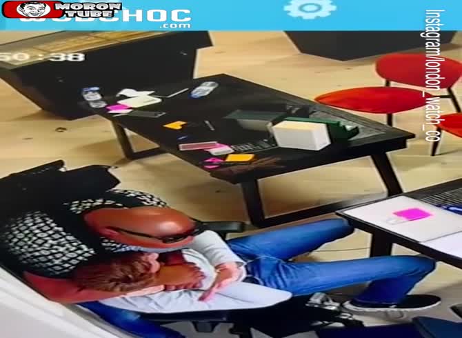 Video :After being accused of not resisting a robbery sufficiently, a watch seller kills himself